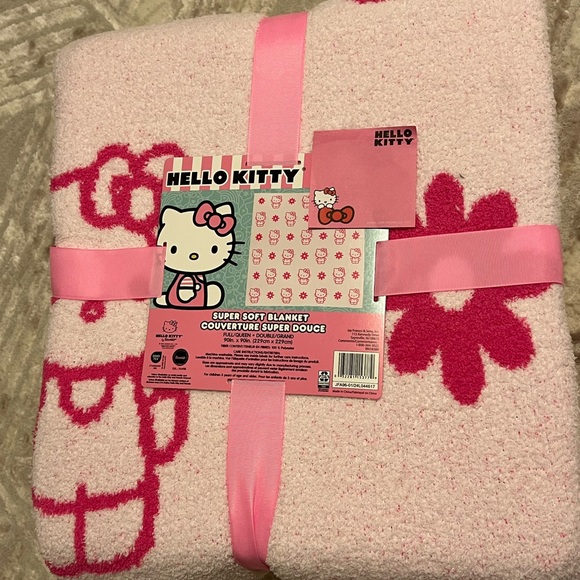Hello Kitty Other - NEW Hello Kitty Reversible Throw Blanket with Flowers in Pink Full/Queen Sized